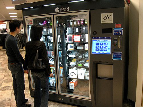 Nggak Cuma Jualan Soda, Semua Dijual Lewat Vending Machine di Jepang. Ini 18 Contoh Paling Gilanya