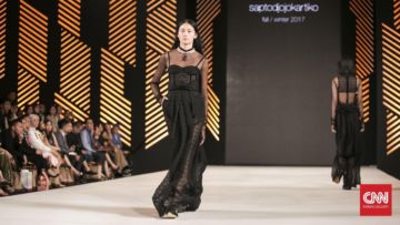 Parade Gaun Transparan di Fashion Nation 2017 yang Bakal Bikin Cowok Bahagia. Tertutup Tapi Seksi!