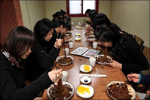 Di Korea Selatan, Tanggal 13 April Ini Dirayakan Sebagai Black Day. Hari Spesial Kaum Jomblo!