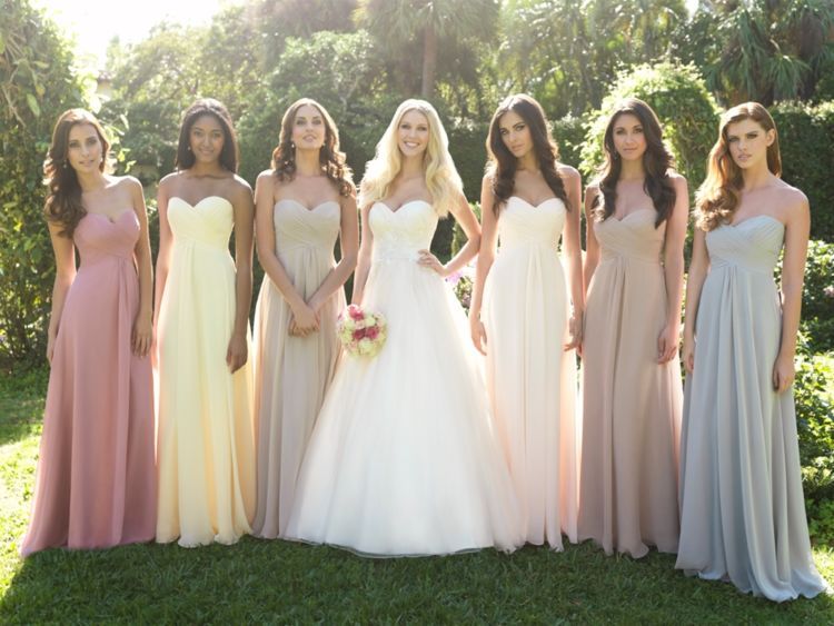 14 Inspirasi Gaun Bridesmaid Aneka Warna. Kata Siapa Seragam Harus Serba Sama?