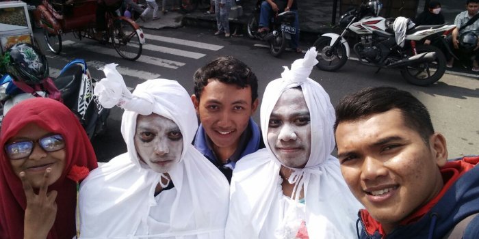 Kreatif! Para Mahasiswa Ini Rela Jadi ‘Pocong’ Demi Meraup Pundi-Pundi Rupiah