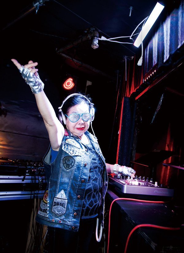 Hebat! Nenek 82 Tahun Jadi DJ Profesional di Jepang. Bukan Cuma Cari Sensasi, Skill-nya Ok Banget!