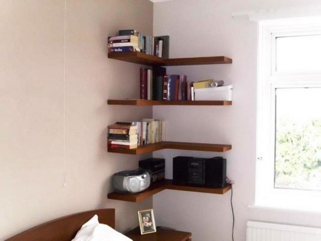 Memanfaatkan sudut ruangan buat floating shelf juga oke lho