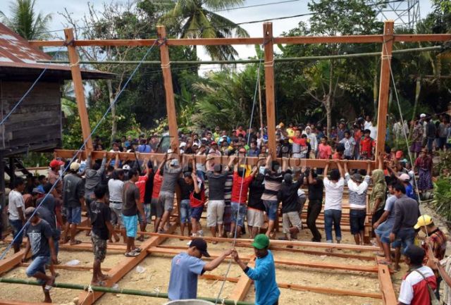 gotong royong membangun rumah