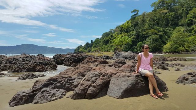 batu karang di sepanjang pantai rajegwesi