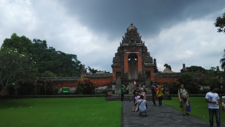 Hijaunya Pura Taman Ayun