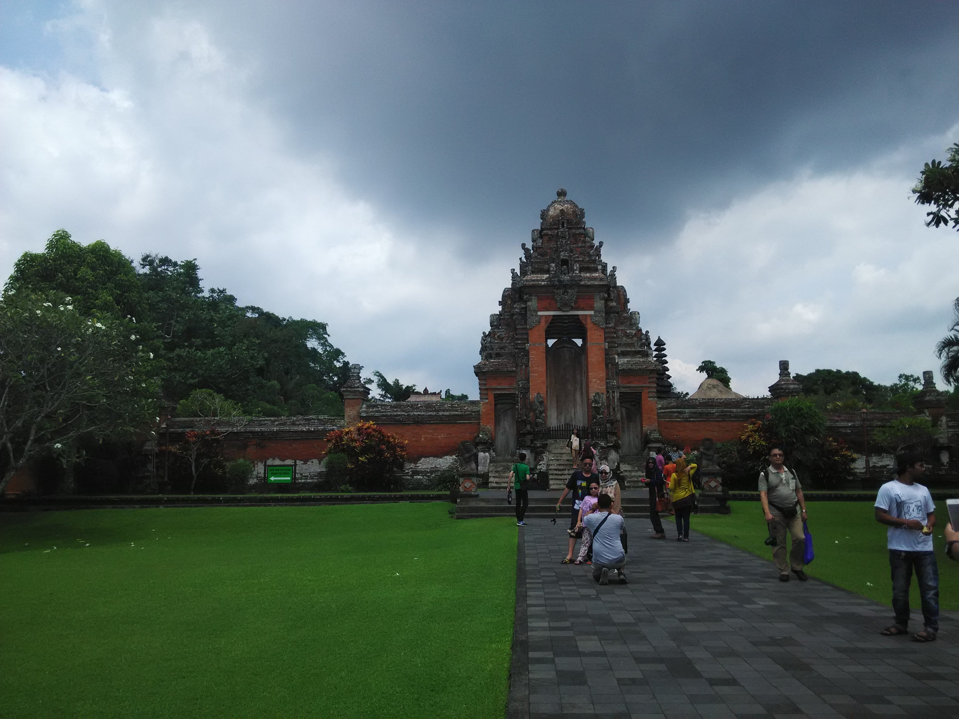 Hijaunya Pura Taman Ayun