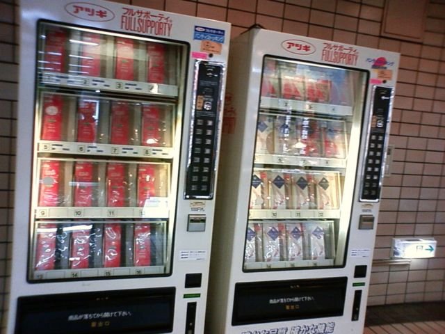 Nggak Cuma Jualan Soda, Semua Dijual Lewat Vending Machine di Jepang. Ini 18 Contoh Paling Gilanya