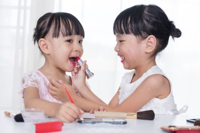 Pikir Dulu Sebelum Mengizinkan Anak Kecil Pakai Make-Up, Ternyata Dampaknya Cukup Merepotkan Lho!