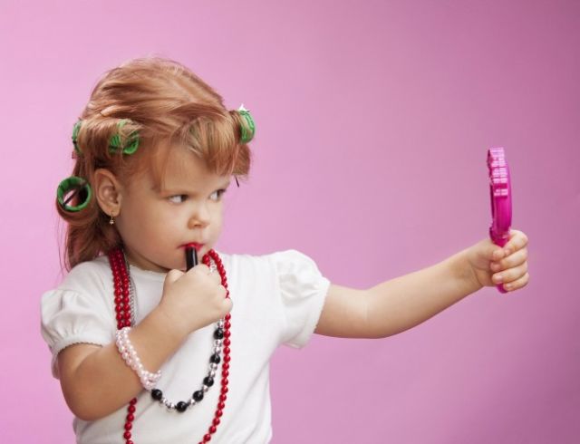 Pikir Dulu Sebelum Mengizinkan Anak Kecil Pakai Make-Up, Ternyata Dampaknya Cukup Merepotkan Lho!