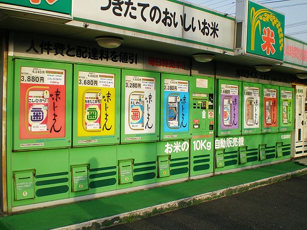 Nggak Cuma Jualan Soda, Semua Dijual Lewat Vending Machine di Jepang. Ini 18 Contoh Paling Gilanya