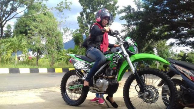 32+ Ide Top Gambar Sepasang Kekasih Naik Motor Klx