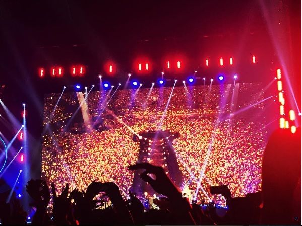 17 Foto Girang Orang Indonesia yang Kesampaian Nonton Coldplay, Kita Cuma Bisa Iri dan Manyun