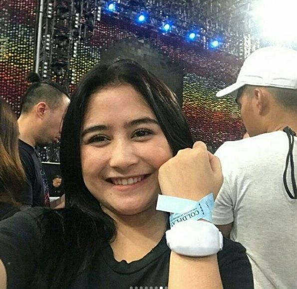 17 Foto Girang Orang Indonesia yang Kesampaian Nonton Coldplay, Kita Cuma Bisa Iri dan Manyun