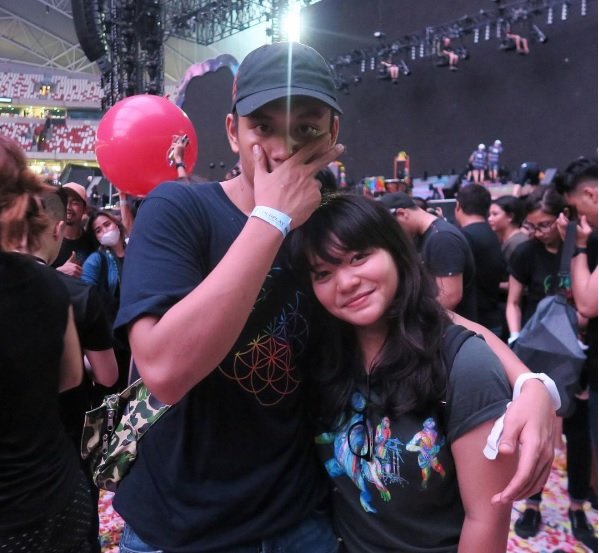 17 Foto Girang Orang Indonesia yang Kesampaian Nonton Coldplay, Kita Cuma Bisa Iri dan Manyun