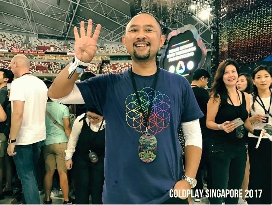 17 Foto Girang Orang Indonesia yang Kesampaian Nonton Coldplay, Kita Cuma Bisa Iri dan Manyun