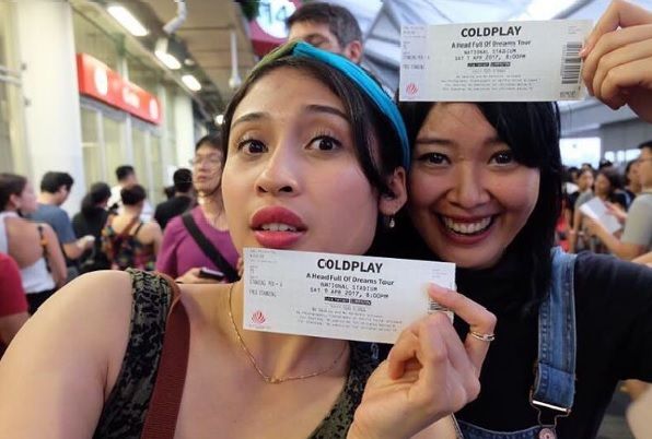 17 Foto Girang Orang Indonesia yang Kesampaian Nonton Coldplay, Kita Cuma Bisa Iri dan Manyun