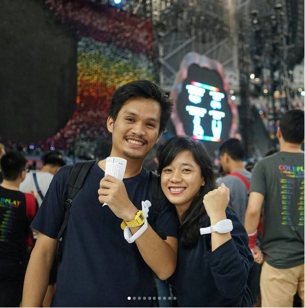 17 Foto Girang Orang Indonesia yang Kesampaian Nonton Coldplay, Kita Cuma Bisa Iri dan Manyun