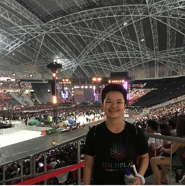 17 Foto Girang Orang Indonesia yang Kesampaian Nonton Coldplay, Kita Cuma Bisa Iri dan Manyun