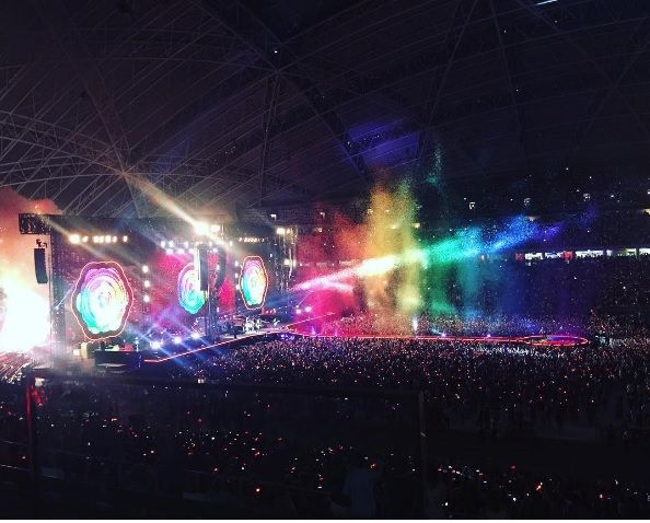 17 Foto Girang Orang Indonesia yang Kesampaian Nonton Coldplay, Kita Cuma Bisa Iri dan Manyun