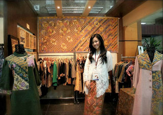 Dea Valencia Owner butik batik kultur