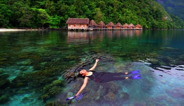 11 Penginapan Terapung yang Bikin Kamu Nggak Mau Pulang, Serasa Tidur di Atas dan Dikelilingi Laut