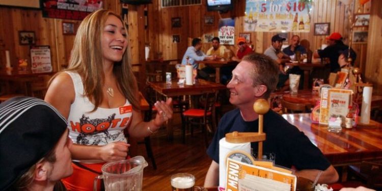 Ribet Ya Mau Jadi Pelayan di Hooters, Syaratnya Neko-neko, Tapi Siapa Tahu Kamu Bisa Memenuhinya