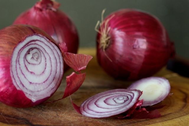 Bukan Lelucon, Memakai Kaus Kaki Isi Bawang Merah Punya Khasiat Mengejutkan