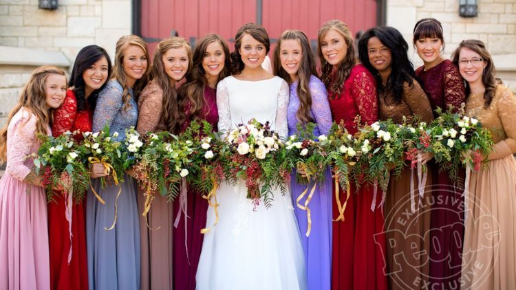 14 Inspirasi Gaun Bridesmaid Aneka Warna. Kata Siapa Seragam Harus Serba Sama?