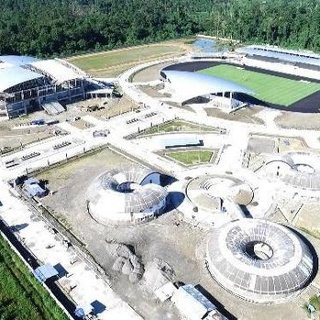 Stadion outdoor dengan tribun menyerupai ekor cendrawasih