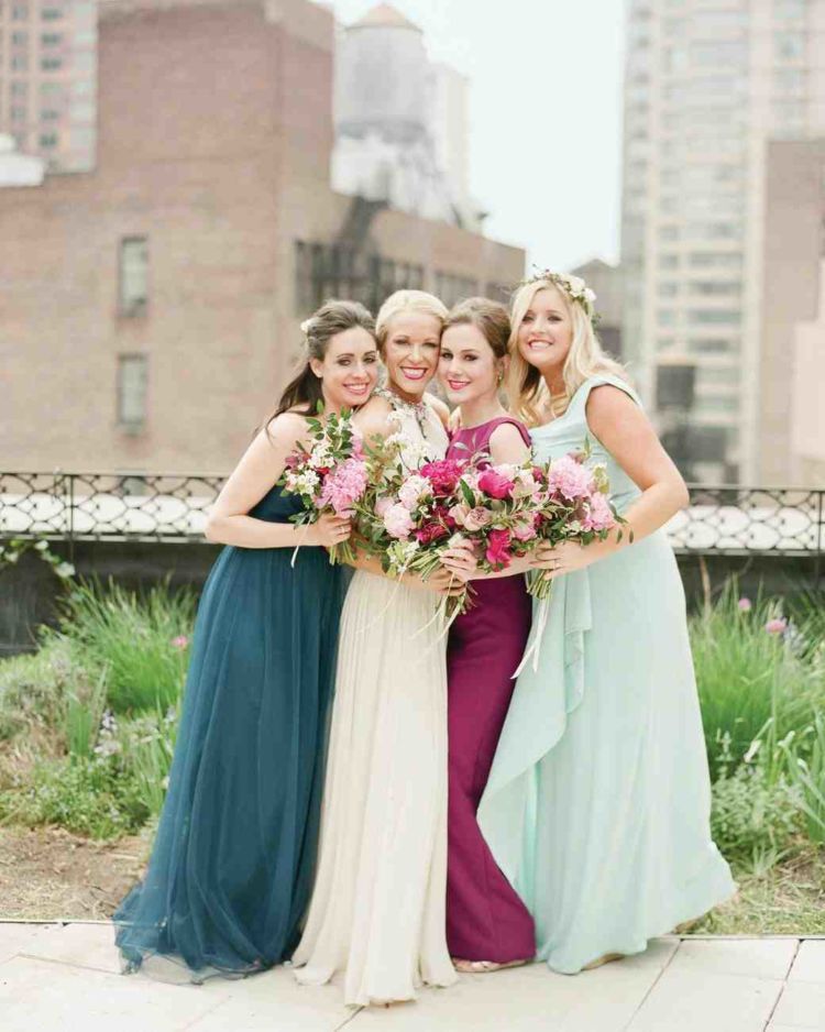 14 Inspirasi Gaun Bridesmaid Aneka Warna. Kata Siapa Seragam Harus Serba Sama?