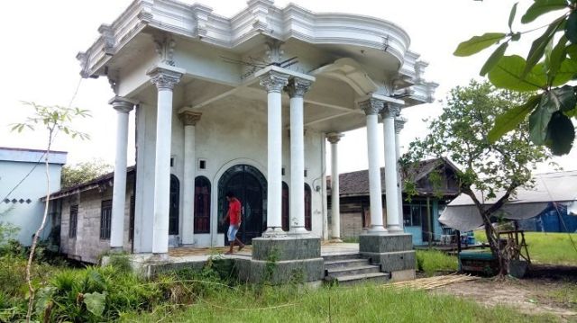 ‘Rumah Abu Nawas’ di Kalimantan Ini Pasti Bikin Kamu Ketawa. Depannya Mewah, Tapi Kok Belakangnya…