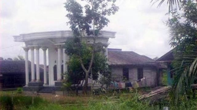 ‘Rumah Abu Nawas’ di Kalimantan Ini Pasti Bikin Kamu Ketawa. Depannya Mewah, Tapi Kok Belakangnya…