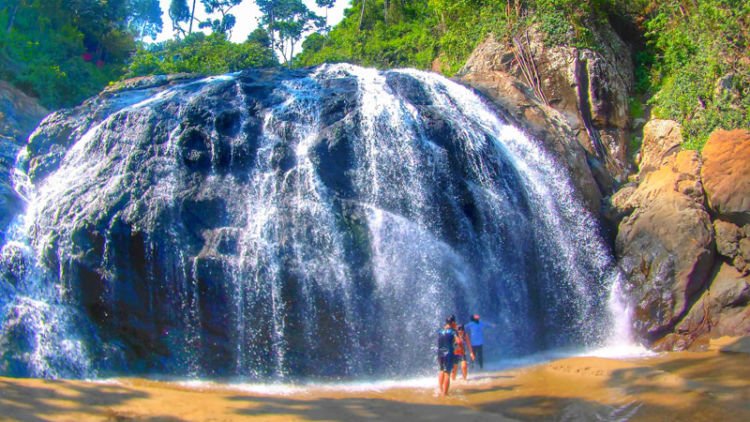 Menikmati Segarnya Alam Terbuka di Air Terjun Banyu Anjlok dan Pantai Bolu-Bolu