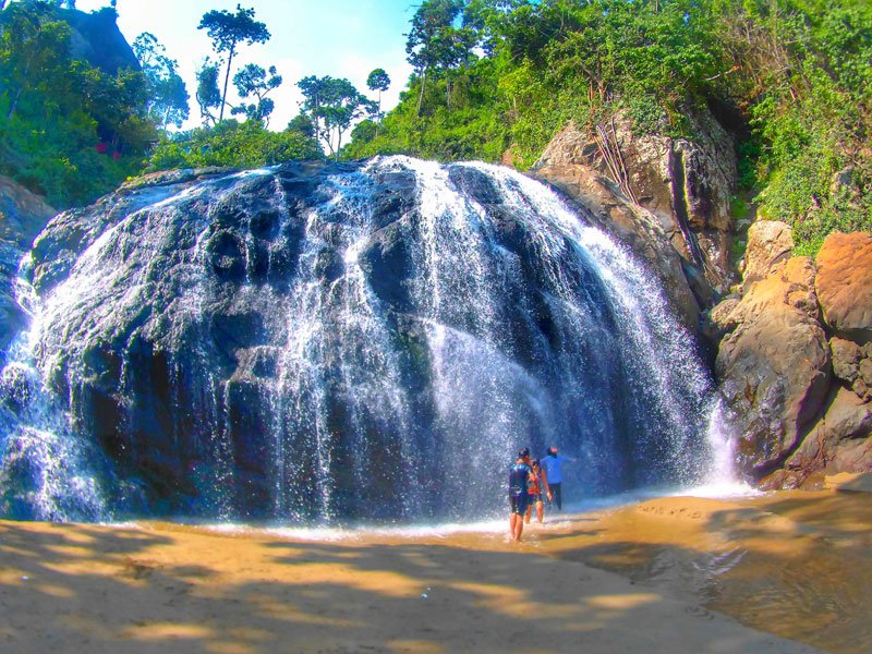 Menikmati Segarnya Alam Terbuka di Air Terjun Banyu Anjlok dan Pantai Bolu-Bolu