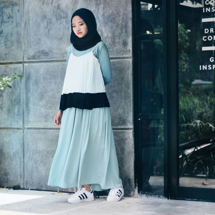 Spaghetti Strap Dress yang Lagi Kekinian, Simak 13 Inspirasinya. Sst, Berhijab Juga Bisa Pakai, Lho!