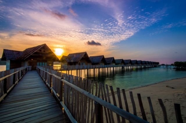 11 Penginapan Terapung yang Bikin Kamu Nggak Mau Pulang, Serasa Tidur di Atas dan Dikelilingi Laut