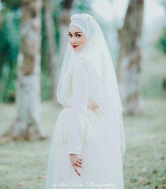 14 Inspirasi Gaun Pengantin Syar'i Berwarna Putih. Tampil Cantik dengan Jilbab Lebar, Kenapa Tidak?