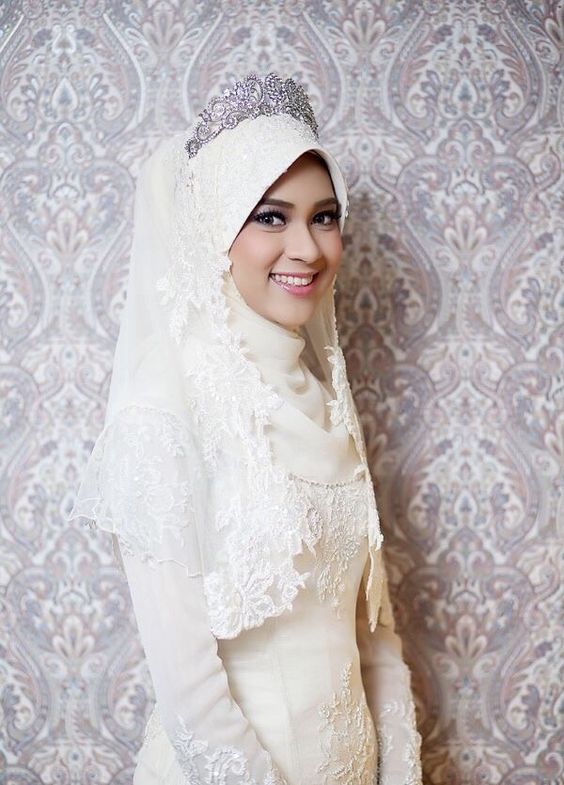 14 Inspirasi Gaun Pengantin Syar'i Berwarna Putih. Tampil Cantik dengan Jilbab Lebar, Kenapa Tidak?