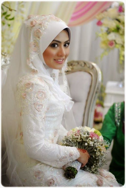 14 Inspirasi Gaun Pengantin Syar'i Berwarna Putih. Tampil Cantik dengan Jilbab Lebar, Kenapa Tidak?