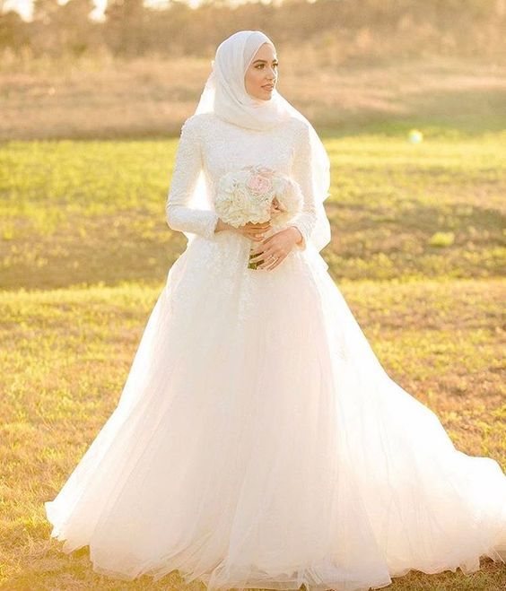 14 Inspirasi Gaun Pengantin Syar'i Berwarna Putih. Tampil Cantik dengan Jilbab Lebar, Kenapa Tidak?