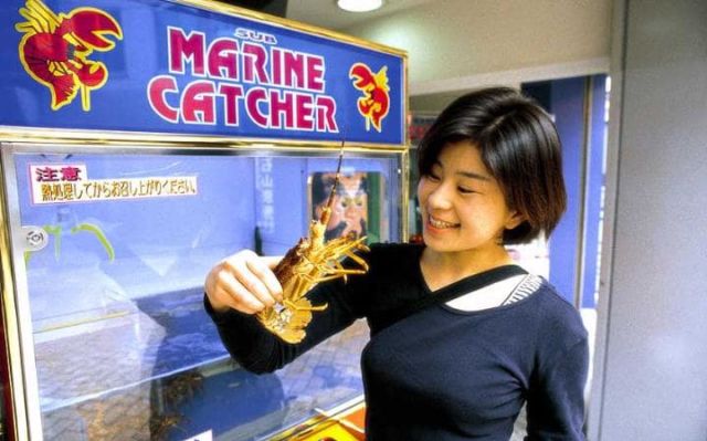 Nggak Cuma Jualan Soda, Semua Dijual Lewat Vending Machine di Jepang. Ini 18 Contoh Paling Gilanya