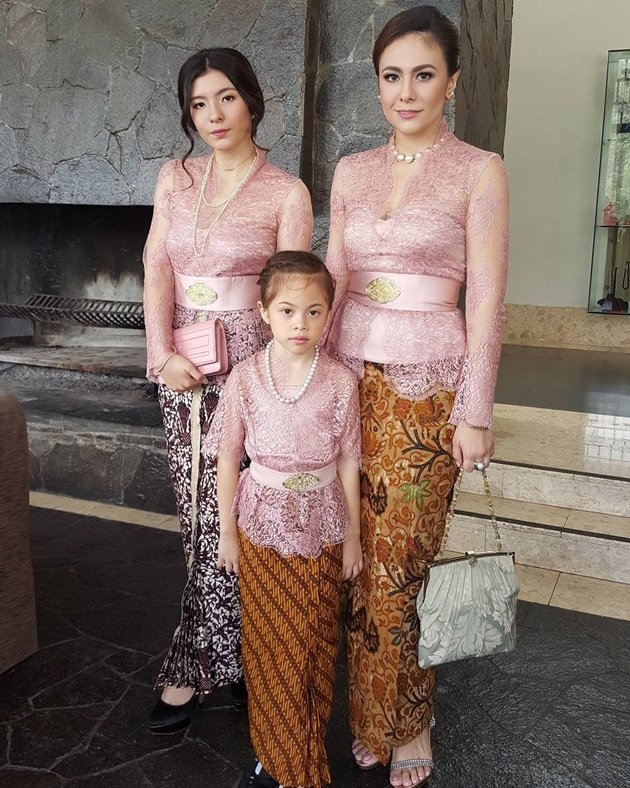 8 Parade Artis Blasteran Memakai Kebaya. Antara Bikin Pangling dan Kelihatan Indonesia Banget!