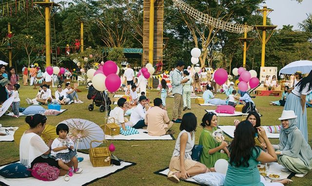 Nggak Perlu Capek Berdiri, Konsep Lesehan Wedding Ini Tawarkan Kenyamanan Tersendiri