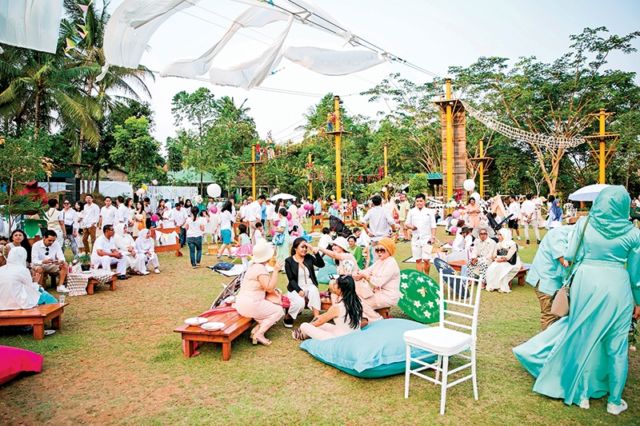 Nggak Perlu Capek Berdiri, Konsep Lesehan Wedding Ini Tawarkan Kenyamanan Tersendiri