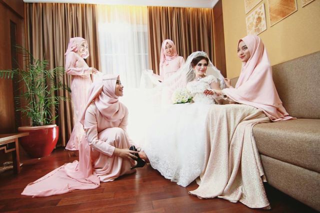 Ide Pose Cantik Saat Foto Bareng Bridesmaids Ini Bisa Kamu Tiru, Demi Album Kenangan Momen Bahagiamu