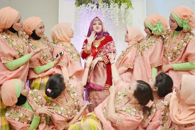 Ide Pose Cantik Saat Foto Bareng Bridesmaids Ini Bisa Kamu Tiru, Demi Album Kenangan Momen Bahagiamu