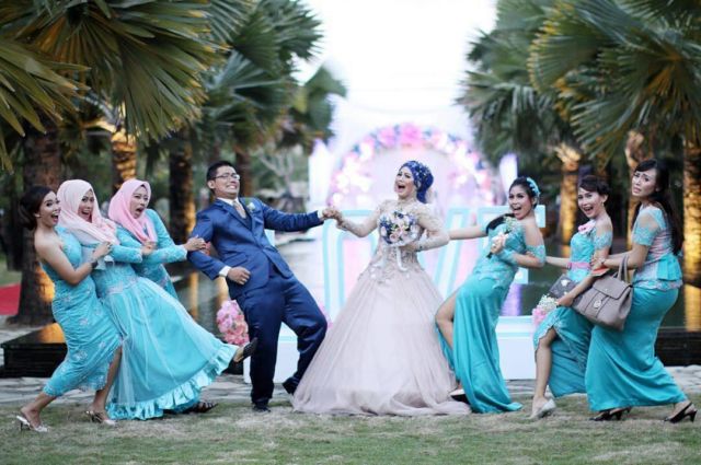 Ide Pose Cantik Saat Foto Bareng Bridesmaids Ini Bisa Kamu Tiru, Demi Album Kenangan Momen Bahagiamu