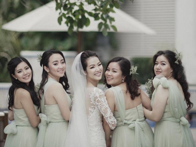 Ide Pose Cantik Saat Foto Bareng Bridesmaids Ini Bisa Kamu Tiru, Demi Album Kenangan Momen Bahagiamu