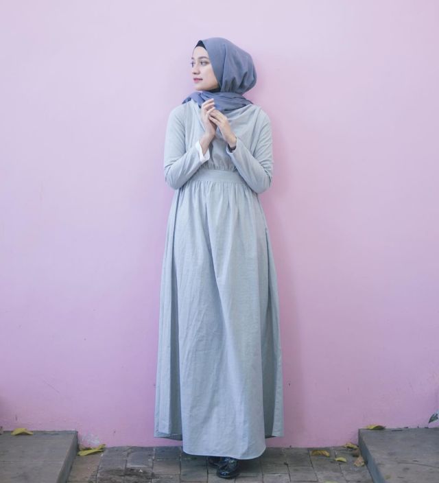 10 Maxi Dress Cantik Buat Cewek Berhijab. Adem dan Feminin Banget Dilihatnya